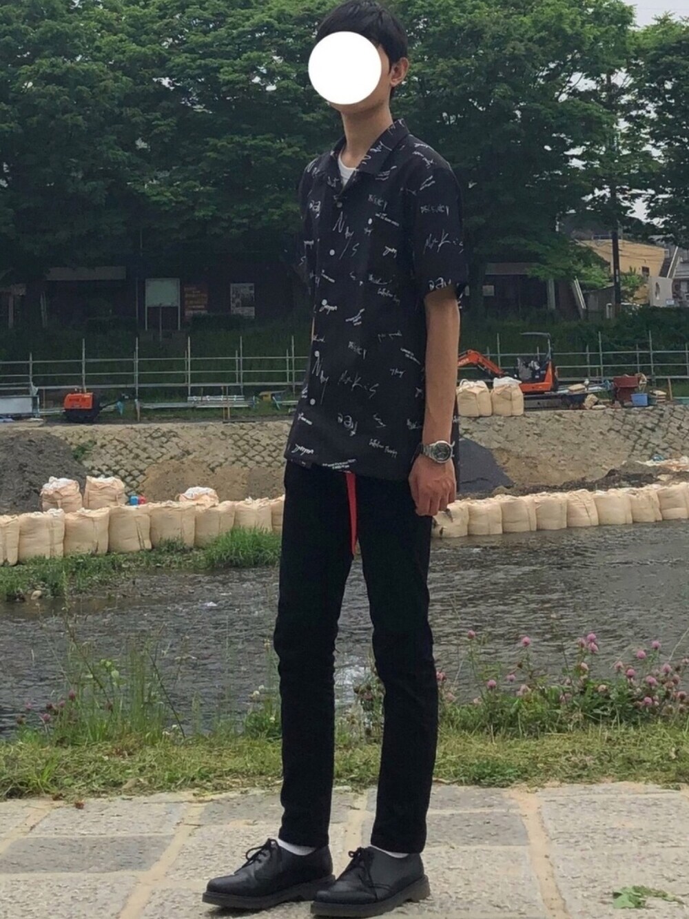 ブラック系のシャツ/ブラウス、ホワイト系のTシャツ/カットソー、ブラック系のデニムパンツを着用したメンズの春コーディネートの1枚目の写真