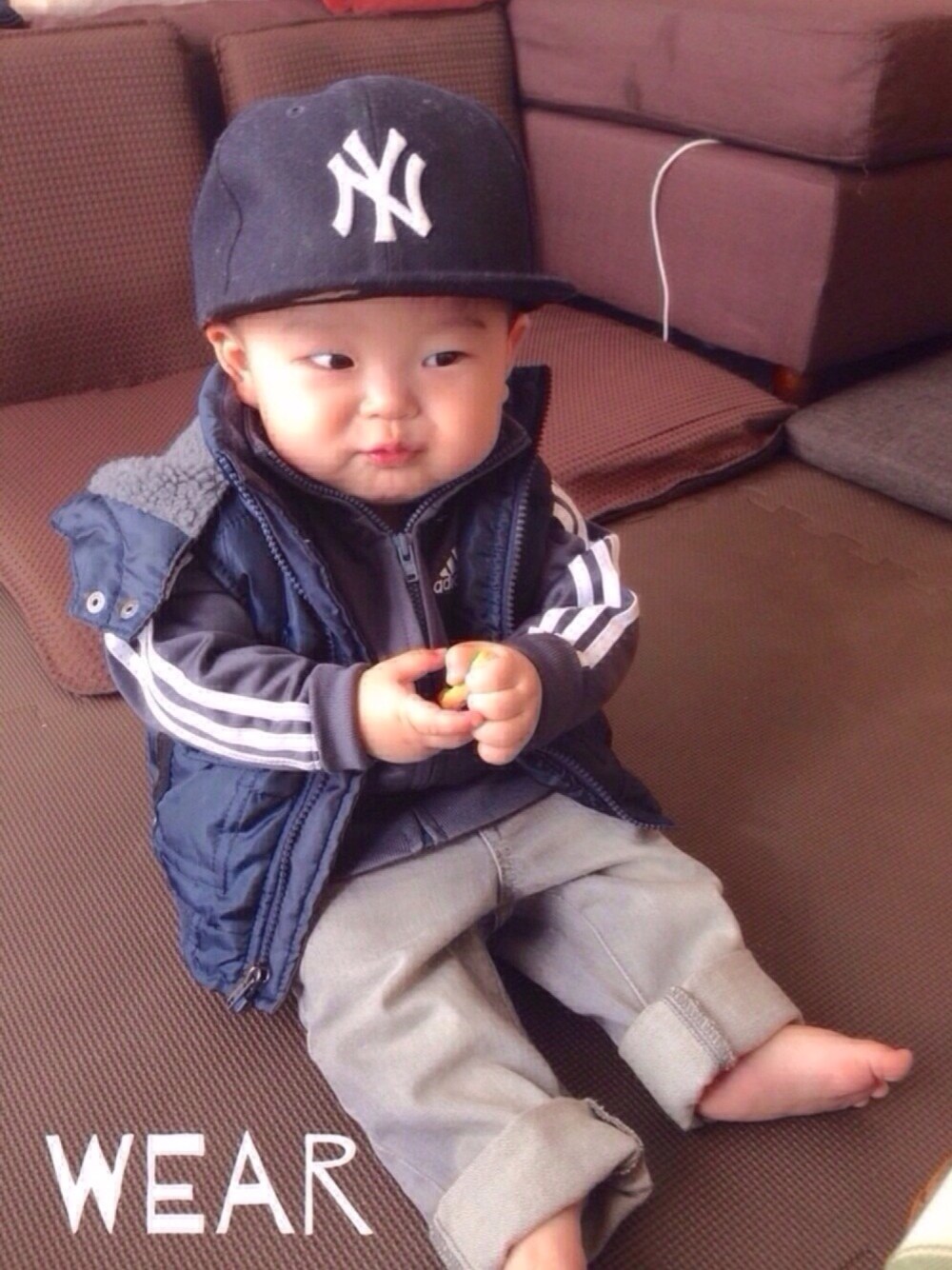 「NEWERA、adidas originals、adidas、GAPbaby、キャップ、ベビー、キッズファッション、Calvin Klein、まっしろしろすけはどこだ！？フェス告知、アディダスジャージ」｜「NEW ERAのアイテム（キャップ、ブルー系）」を使った、yskさん（キッズ・70cm）の冬コーディネートの1枚目の写真