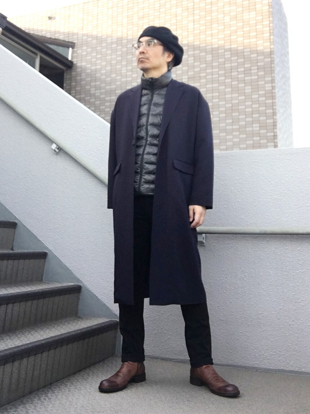 「ベレー帽、カモフラ、インナーダウン、ベレー帽推奨委員会」｜「HAREのドロップショルダーコート(HARE)（チェスターコート、ブルー系）」を使った、Taka＠TeamSixtiesさん（メンズ・169cm）の冬コーディネートの1枚目の写真