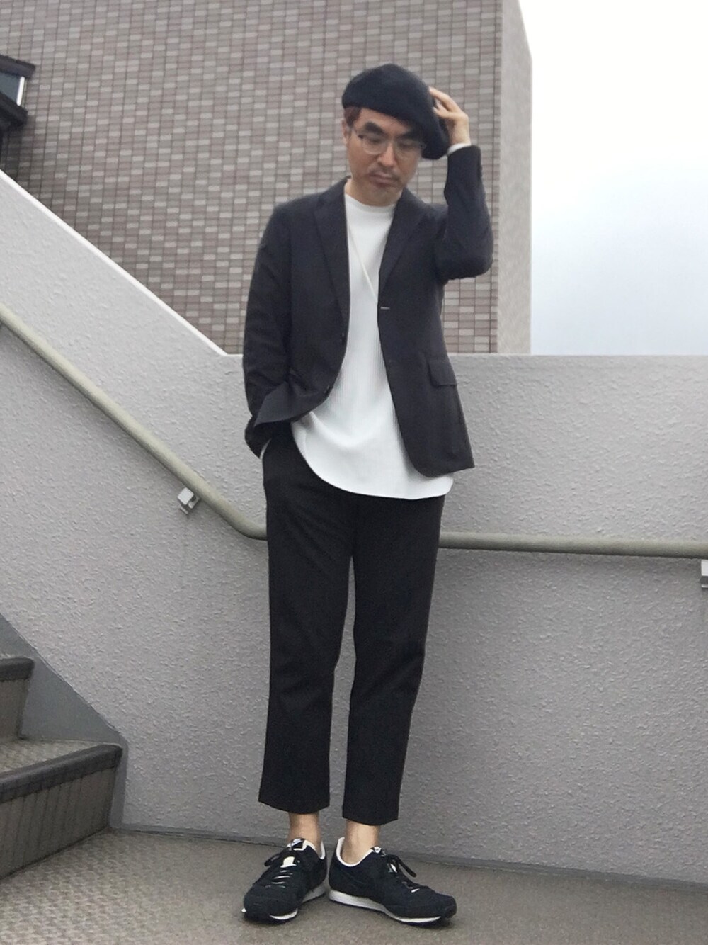 「セットアップ、ベレー帽、モノトーン、アンクルパンツ、ベレー帽推奨委員会」｜「UNIQLOのUNIQLO ドライEXウルトラストレッチアンクルパンツ（その他パンツ、ブラック系）」を使った、Taka＠TeamSixtiesさん（メンズ・169cm）の春コーディネートの1枚目の写真
