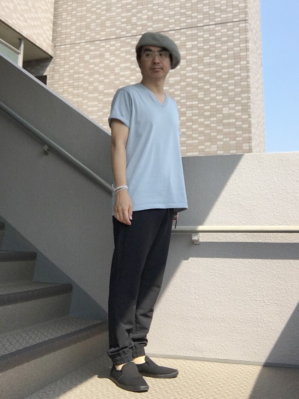 「ベレー帽、ジョガーパンツ、ベレー帽推奨委員会」｜「UNIQLOのUNIQLO & LEMAIRE キャンバススリッポン（スニーカー、ブラック系）」を使った、Taka＠TeamSixtiesさん（メンズ・169cm）の夏コーディネートの1枚目の写真