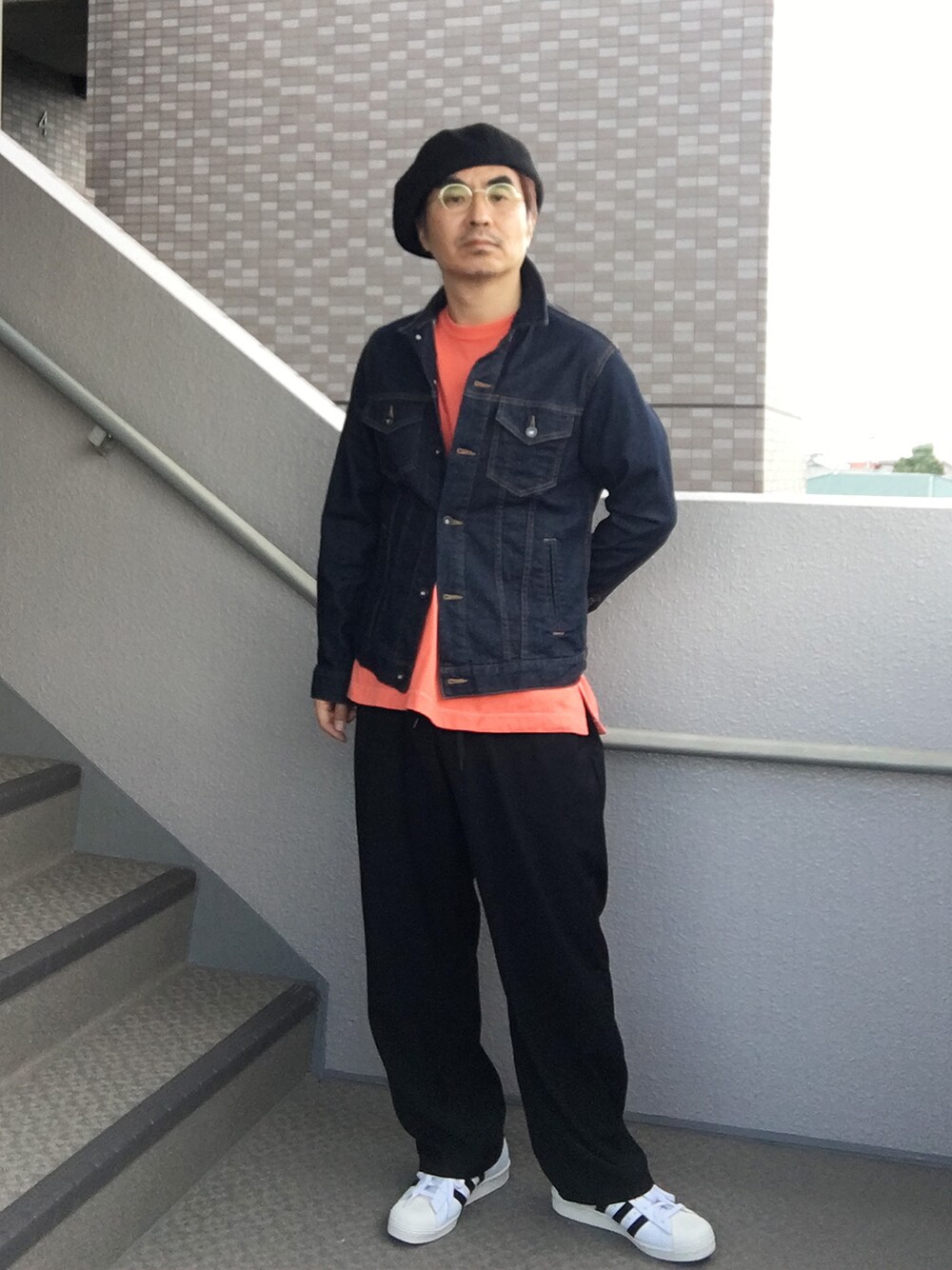 「ベレー帽、デニムジャケット、ワイドパンツ、superstar80's」｜「GLOBAL WORKのCONEデニムジャケット/719427（デニムジャケット、ブルー系）」を使った、Taka＠TeamSixtiesさん（メンズ・169cm）の秋コーディネートの1枚目の写真
