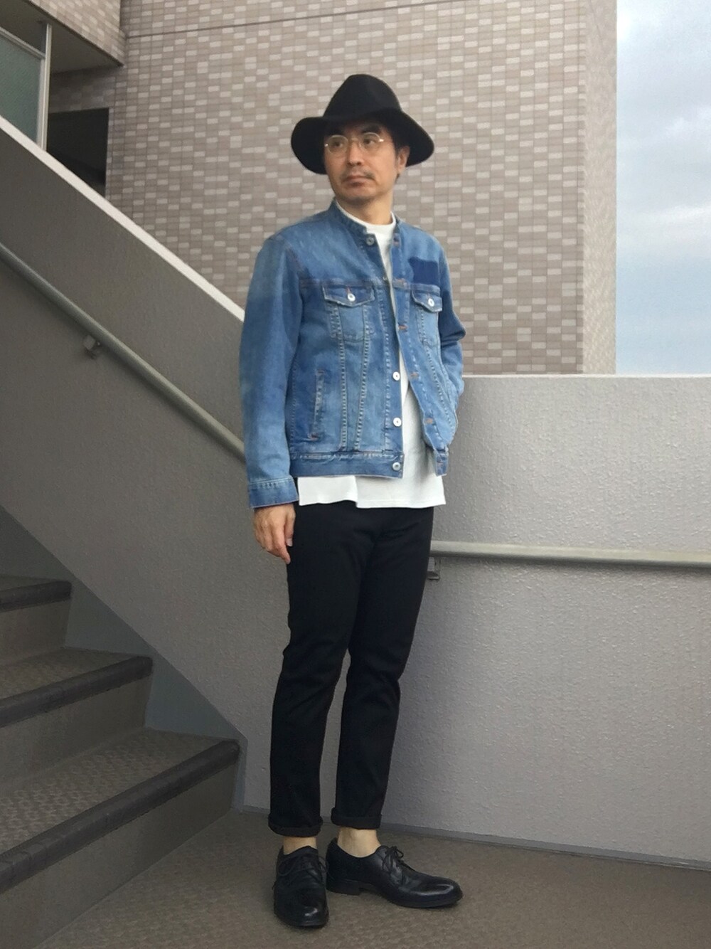 「ハット、スキニーデニム、ダメージデニム、ノーカラーデニムジャケット」｜「GLOBAL WORKのCONEデニムジャケット/756980（デニムジャケット、ブルー系）」を使った、Taka＠TeamSixtiesさん（メンズ・169cm）の秋コーディネートの1枚目の写真