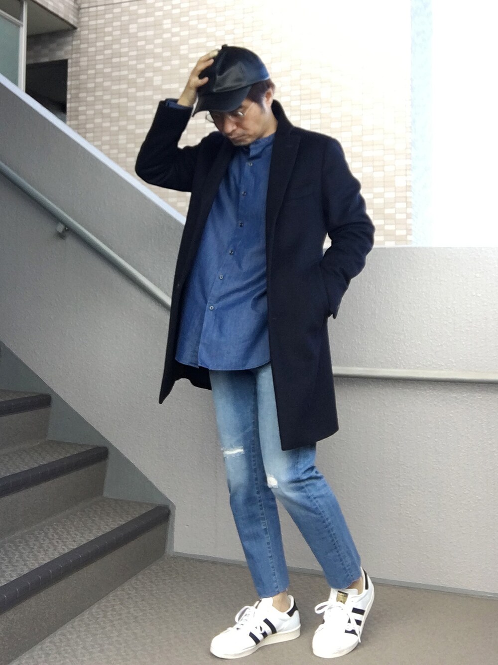 「レザーキャップ、ダメージデニムパンツ、superstar80's、フレイドヘム」｜「FREAK'S STOREのPUレザーキャップ               （キャップ、ブラック系）」を使った、Taka＠TeamSixtiesさん（メンズ・169cm）の秋コーディネートの1枚目の写真