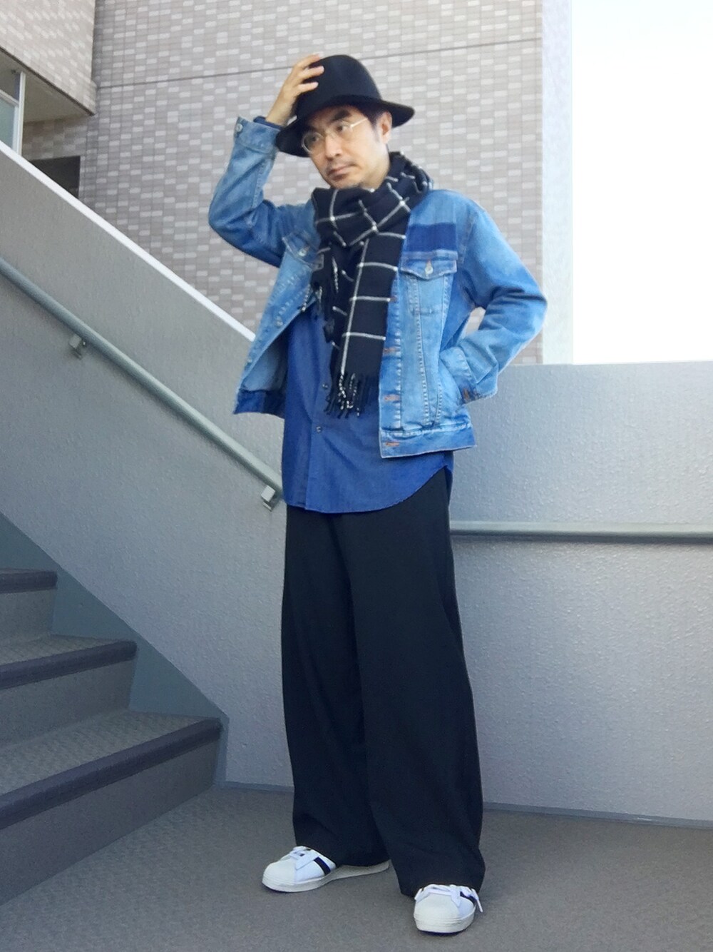 「デニムジャケット、ワイドパンツ、superstar80's、ブリムハット」｜「ZARA MANのZARA タック入りワイドパンツ（その他パンツ、ブラック系）」を使った、Taka＠TeamSixtiesさん（メンズ・169cm）の冬コーディネートの1枚目の写真