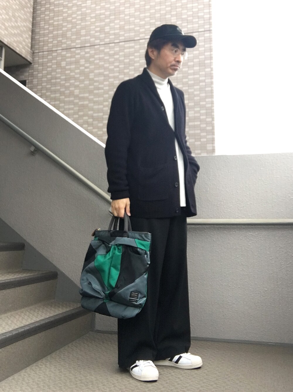 「ワイドパンツ、superstar80's、ｼｮｰﾙｶﾗｰｶｰﾃﾞｨｶﾞﾝ」｜「H&MのH&M ショールカラーカーディガン（カーディガン/ボレロ、ブルー系）」を使った、Taka＠TeamSixtiesさん（メンズ・169cm）の冬コーディネートの1枚目の写真