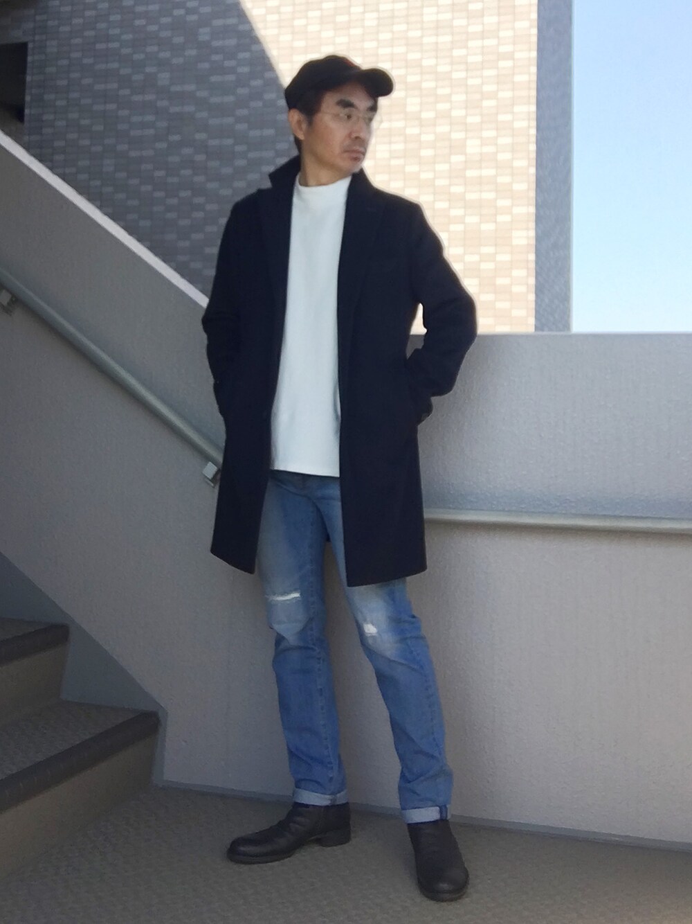 「ブーツ、チェスターコート、ダメージデニムパンツ、モックネックカットソー」｜「JUNREDのJUNRed ポンチモックネックカットソー（Tシャツ/カットソー、ホワイト系）」を使った、Taka＠TeamSixtiesさん（メンズ・169cm）の冬コーディネートの1枚目の写真