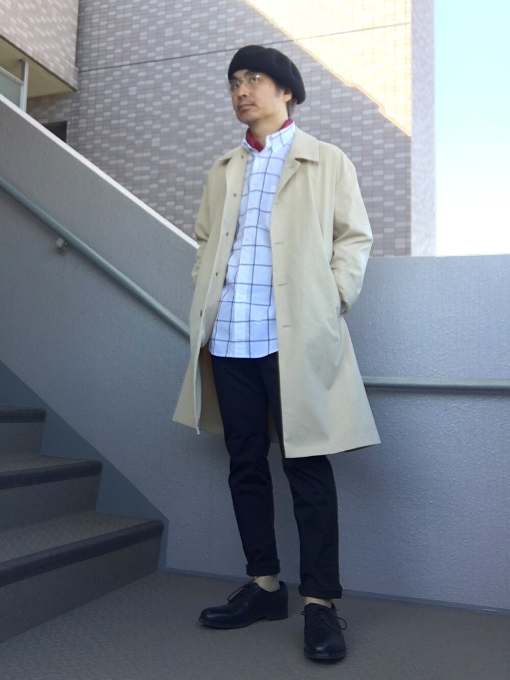「ベレー帽、ステンカラーコート、ウィンドウペン、ベレー帽推奨委員会」｜「UNIQLOのUNIQLO エクストラファインコットンブロードチェックシャツ（シャツ/ブラウス、ホワイト系）」を使った、Taka＠TeamSixtiesさん（メンズ・169cm）の冬コーディネートの1枚目の写真