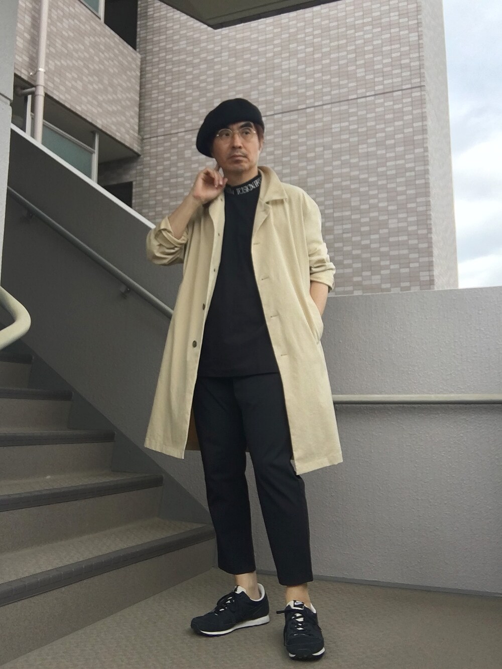 「ベレー帽、ステンカラーコート、アンクルパンツ、モックネック」｜「GUのGU ヘビーウェイトビッグモックネックT(半袖)TG（Tシャツ/カットソー、ブラック系）」を使った、Taka＠TeamSixtiesさん（メンズ・169cm）の春コーディネートの1枚目の写真