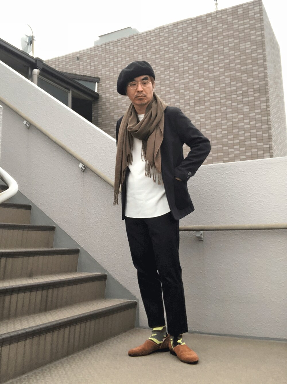 「ストール、ベレー帽、カモフラ、テイラードジャケット、スポックシューズ、ベレー帽推奨委員会」｜「HARUTAの◇HARUTA / ハルタ 別注 SPOCK SHOES SUEDE（スリッポン、ブラウン系）」を使った、Taka＠TeamSixtiesさん（メンズ・169cm）の秋コーディネートの1枚目の写真