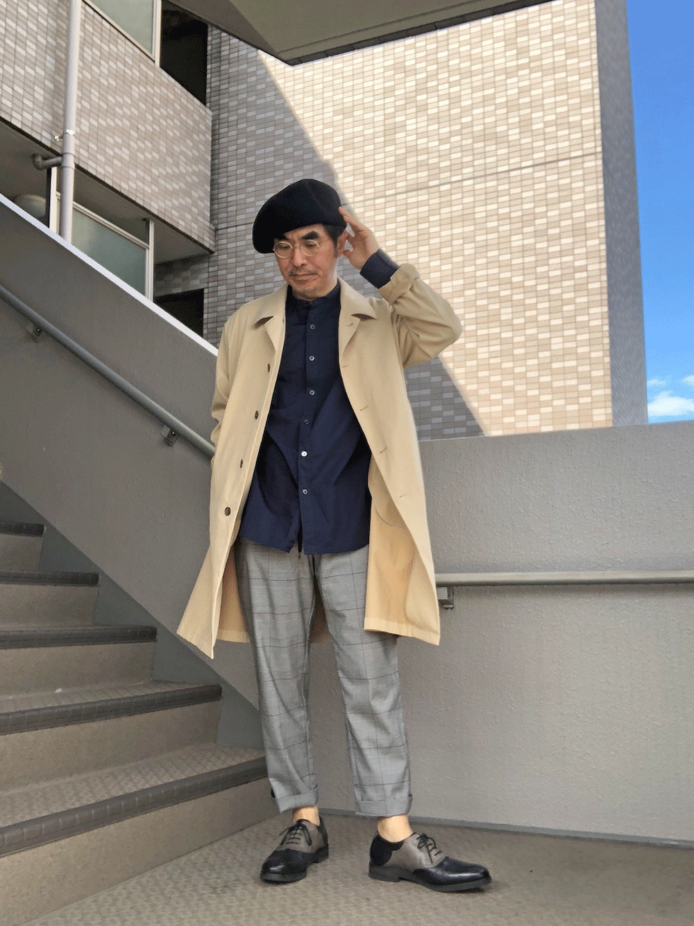 「ベレー帽、ステンカラーコート、アンクルパンツ、サドルシューズ、ベレー帽×メガネ、バンドカラーシャツ、グレンチェック柄パンツ、ベレー帽推奨委員会」｜「JOURNAL STANDARDのPツイルステンコート #（ステンカラーコート、ベージュ系）」を使った、Taka＠TeamSixtiesさん（メンズ・169cm）の秋コーディネートの1枚目の写真
