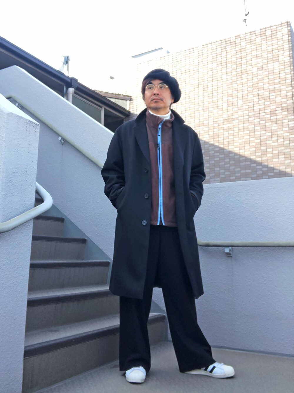「チェスターコート、ワイドパンツ、ボアフリース」｜「And AのAnd A 異素材切り替え サミーボアフリースジャケット（その他アウター、ブラウン系）」を使った、Taka＠TeamSixtiesさん（メンズ・169cm）の冬コーディネートの1枚目の写真