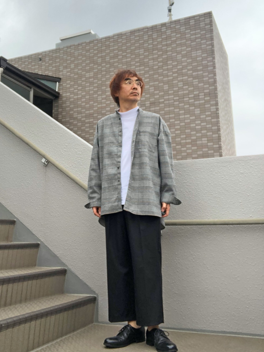 「ワイドパンツ、バンドカラーシャツ、モックネックカットソー」｜「RAGEBLUEの＜WEB限定＞スーパーBIGシルエットバンドカラーシャツ/854866（シャツ/ブラウス、グレー系）」を使った、Taka＠TeamSixtiesさん（メンズ・169cm）の秋コーディネートの1枚目の写真