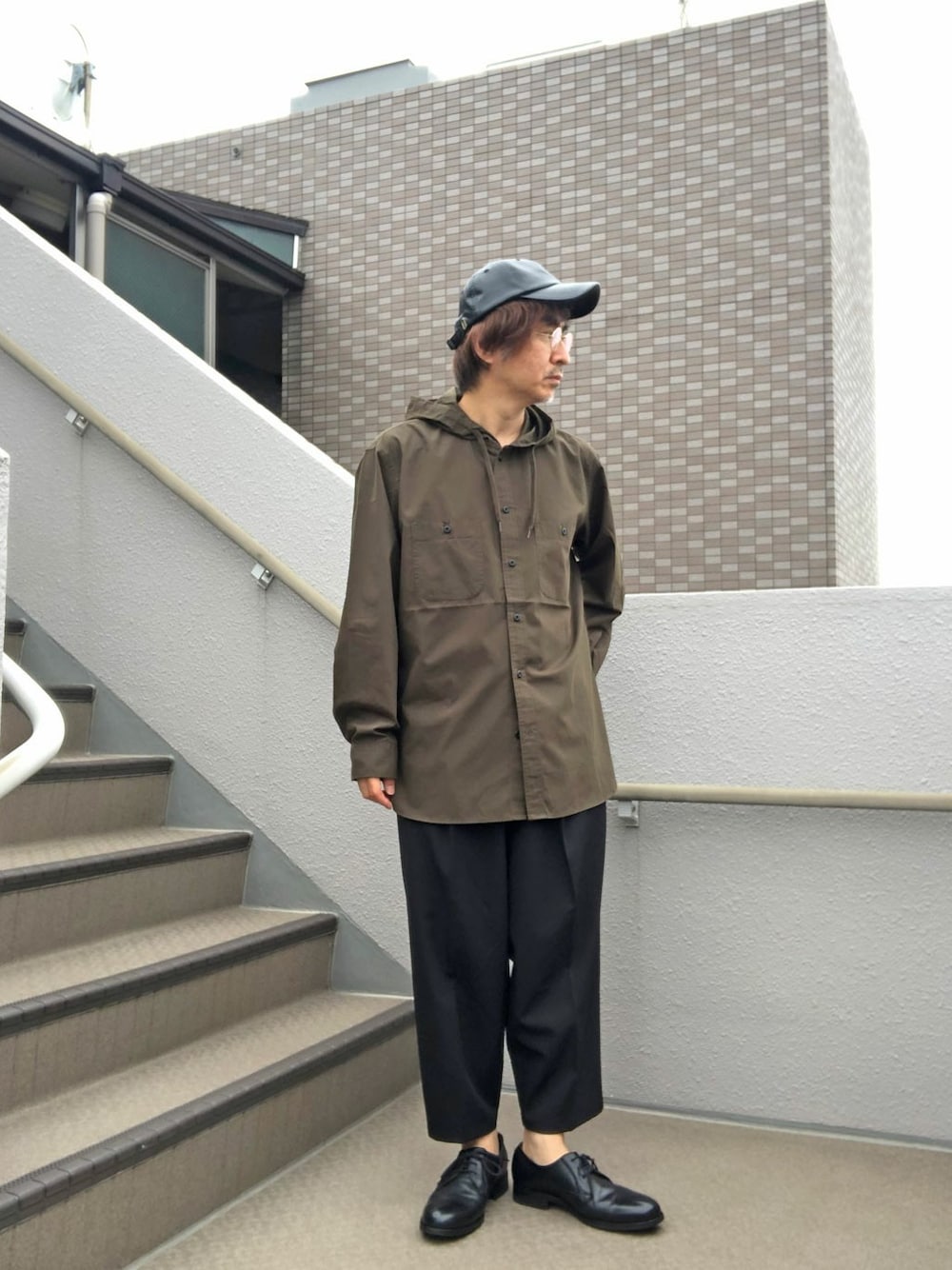 「ワイドパンツ、レザーキャップ、フーディシャツ」｜「HAREのSPイージーテーパードパンツ(HARE)（スラックス、ブラック系）」を使った、Taka＠TeamSixtiesさん（メンズ・169cm）の秋コーディネートの1枚目の写真