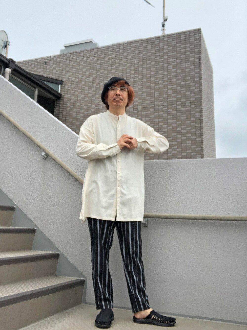 「ロングシャツ、ストライプパンツ、バンドカラーシャツ、KEEN UNEEK！」｜「RAGEBLUEのリネン混ロングシャツ/876019（シャツ/ブラウス、ホワイト系）」を使った、Taka＠TeamSixtiesさん（メンズ・169cm）の夏コーディネートの1枚目の写真