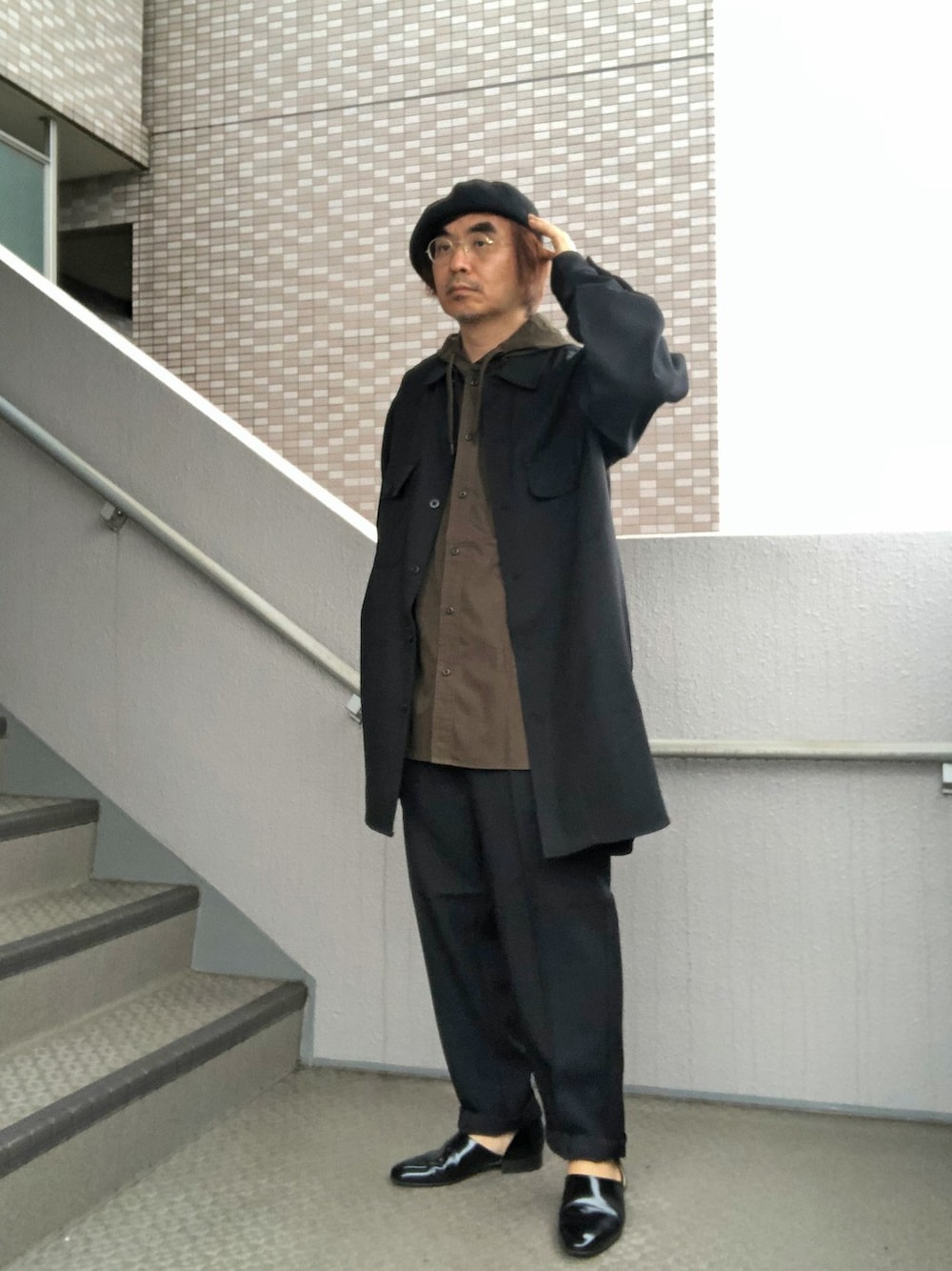「ベレー帽、ロングシャツ、ワイドパンツ、スポックシューズ、フーディシャツ」｜「GUのGU スーパーロングシャツ(長袖)+X（シャツ/ブラウス、ブラック系）」を使った、Taka＠TeamSixtiesさん（メンズ・169cm）の秋コーディネートの1枚目の写真