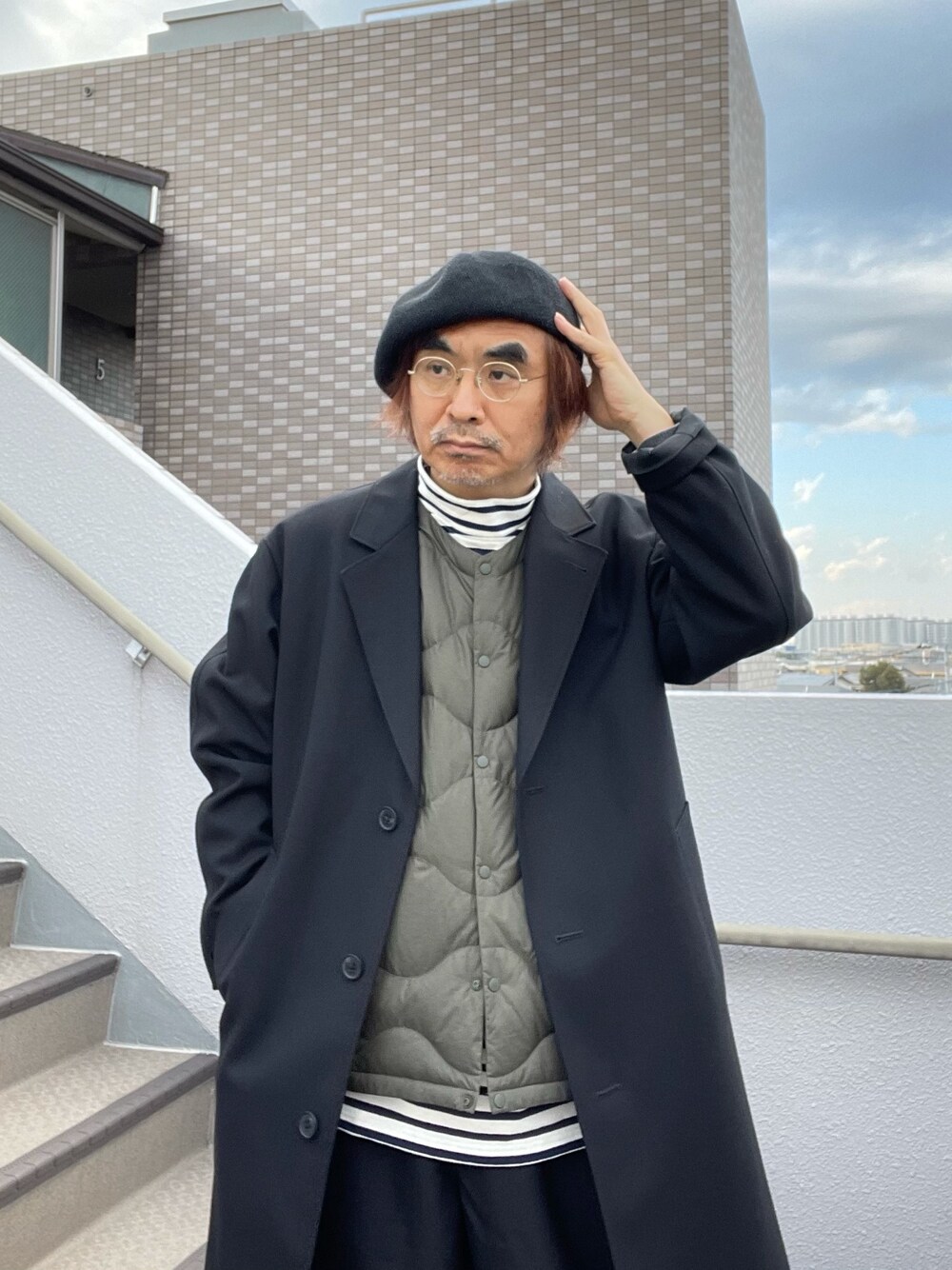 「インナーダウンベスト、チェスターコート、モックネックカットソー、ボーダーカットソー、ベレー帽」｜「ORCIVALのアイテム（Tシャツ/カットソー、ホワイト系）」を使った、Taka＠TeamSixtiesさん（メンズ・169cm）の冬コーディネートの1枚目の写真