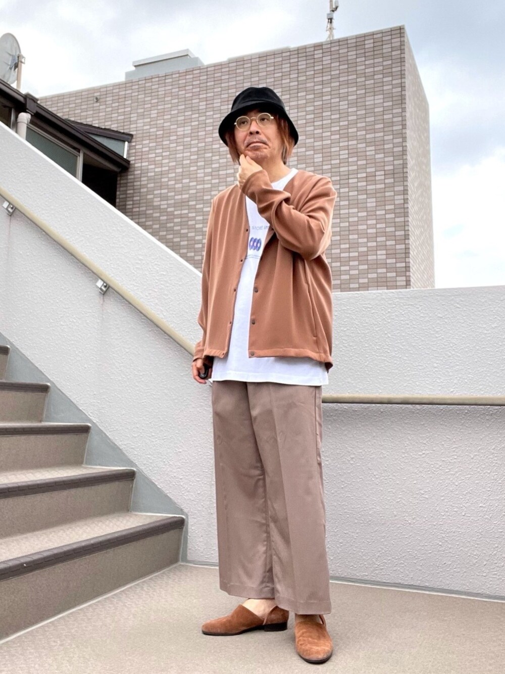 「UT、バケットハット、カーディガン、スポックシューズ、ワイドパンツ、春コーデ」｜「417 EDIFICEの417 EDIFICE ポリエステル ダブルクロス スナップボタンカーディガン（カーディガン/ボレロ、ブラウン系）」を使った、Taka＠TeamSixtiesさん（メンズ・169cm）の春コーディネートの1枚目の写真