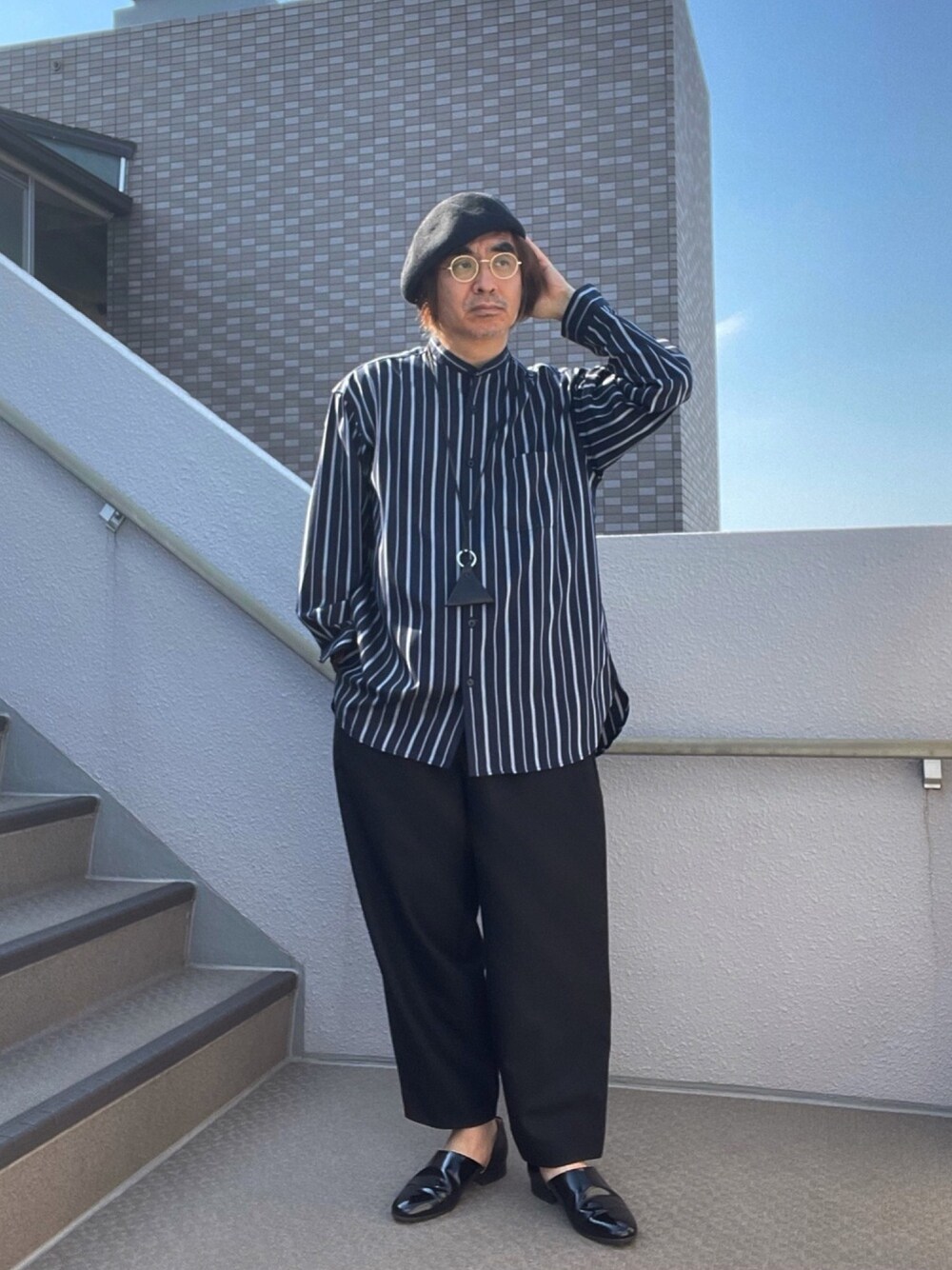「ストライプシャツ、バンドカラーシャツ、バルーンパンツ、スポックシューズ、ベレー帽」｜「GUのアイテム（シャツ/ブラウス、ブルー系）」を使った、Taka＠TeamSixtiesさん（メンズ・169cm）の春コーディネートの1枚目の写真