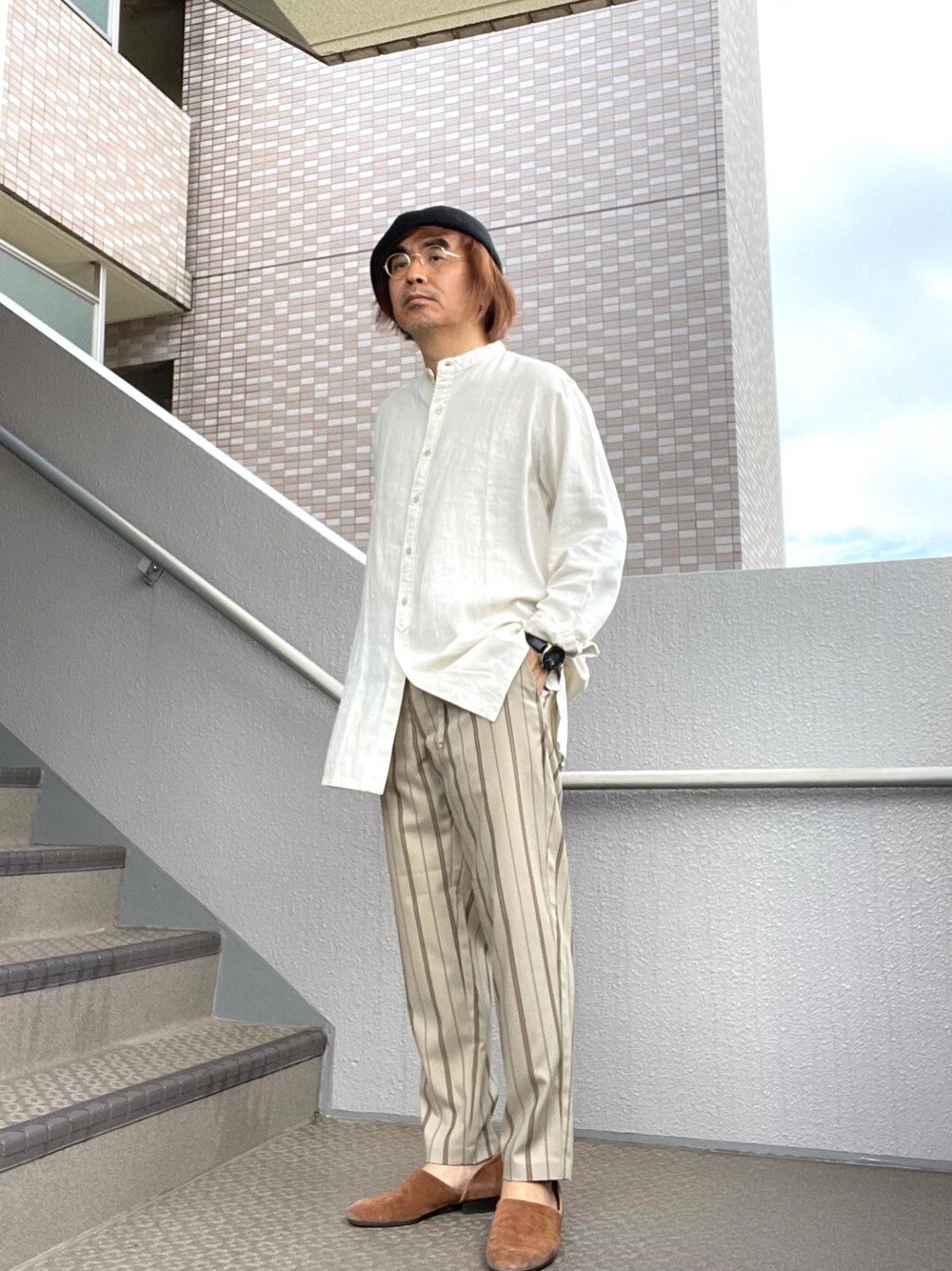 「リネンシャツ、ストライプパンツ、スポックシューズ、ベレー帽」｜「RAGEBLUEのリネン混ロングシャツ/876019（シャツ/ブラウス、ホワイト系）」を使った、Taka＠TeamSixtiesさん（メンズ・169cm）の春コーディネートの1枚目の写真