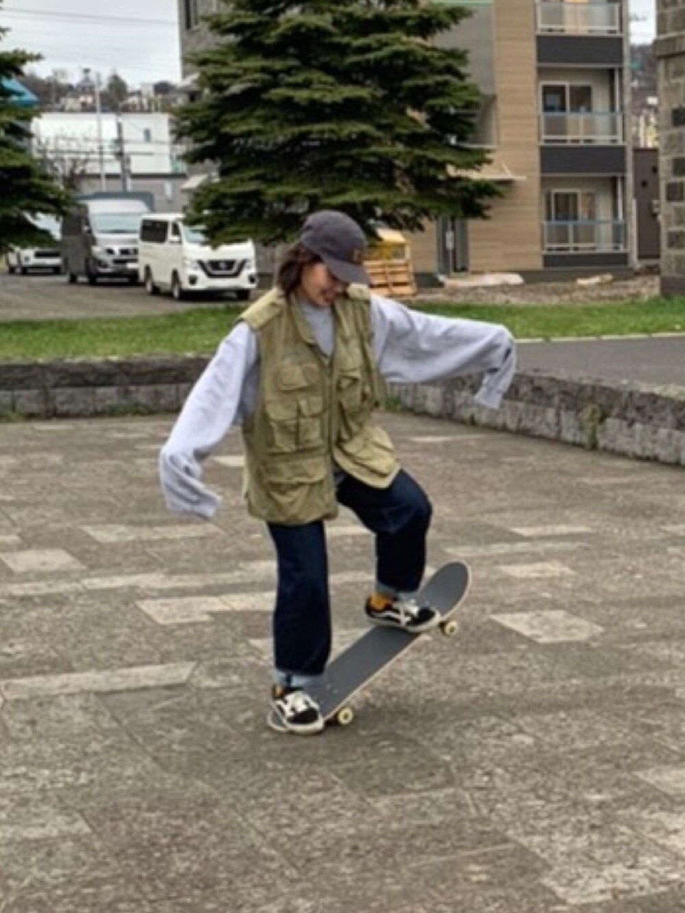 「古着コーデ、スケボー、フィッシングベスト、carhartt、古着好きな人と繋がりたい、スケボー女子、古着MIX、メンズライク、メンズライクコーデ、メンズライク女子」｜「Carharttのカーハート Carhartt キャップ（キャップ、グレー系）」を使った、なさん（レディース・155cm）の春コーディネートの1枚目の写真