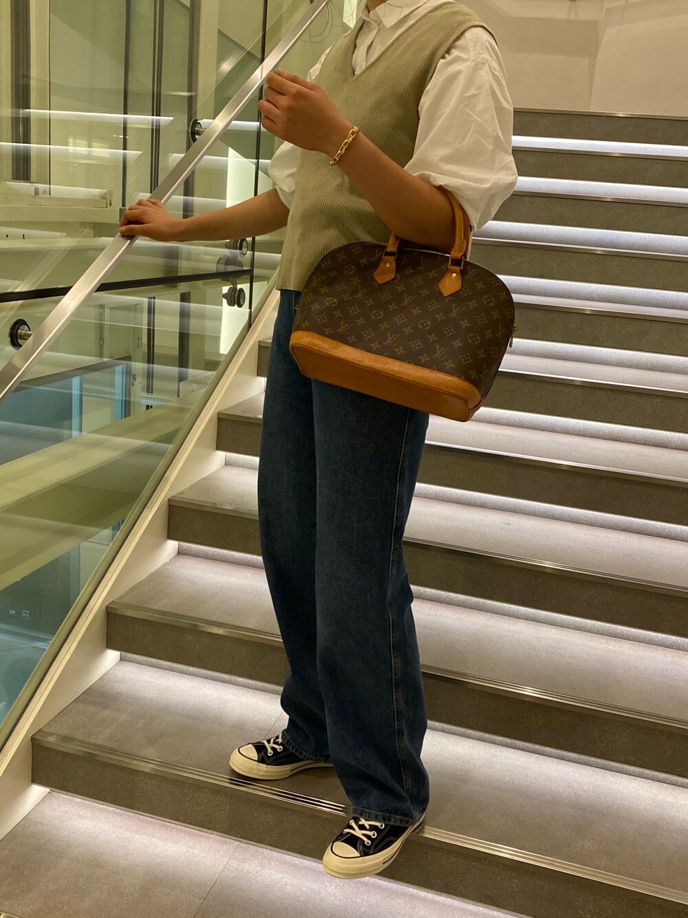 「大阪」｜「ZARAのアイテム（デニムパンツ、ブルー系）」を使った、ゆかさん（レディース・174cm）の夏コーディネートの1枚目の写真
