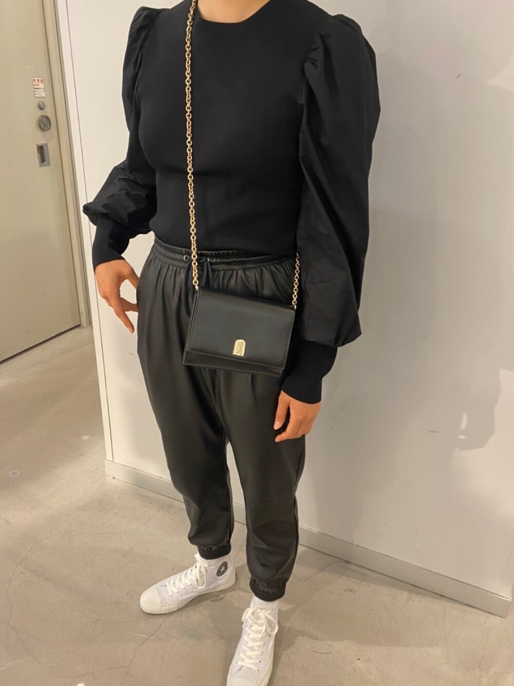「ブラックコーデ、レザーパンツ、大人かわいい、高身長女子、休日スタイル」｜「FURLAのアイテム（ショルダーバッグ、ブラック系）」を使った、ゆかさん（レディース・174cm）の冬コーディネートの1枚目の写真