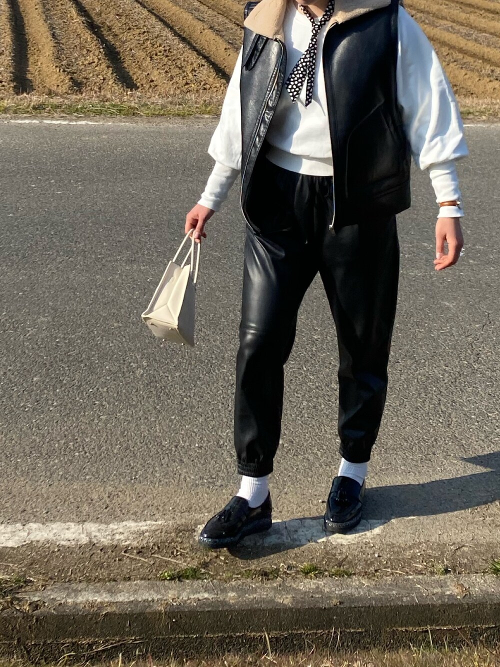 「休日スタイル、大人カジュアル、バレンタインコーデ、高身長女子、高身長コーデ、モノクロコーデ」｜「ZARAのアイテム（その他パンツ、ブラック系）」を使った、ゆかさん（レディース・175cm）の冬コーディネートの1枚目の写真