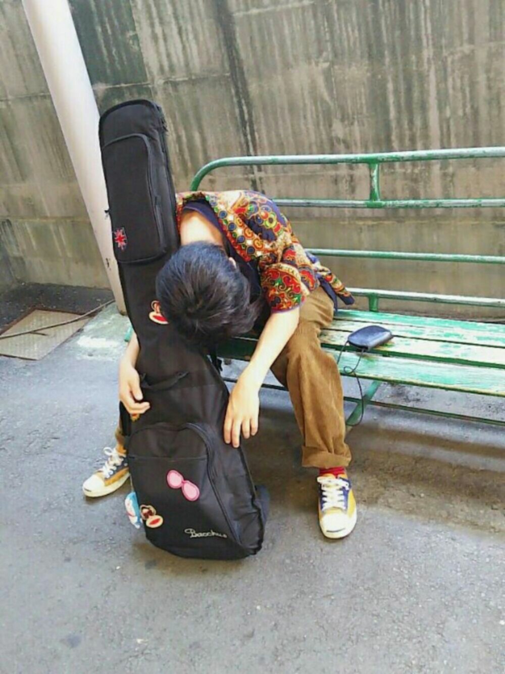 「秋のコーデ、古着、古着MIX、コーデュロイパンツ、開襟シャツ、ジャックパーセル、ベース、Dr.Martens」｜「USEDのDr.SeussのTシャツ（Tシャツ/カットソー、パープル系）」を使った、猿モンキーさん（メンズ・169cm）の秋コーディネートの1枚目の写真