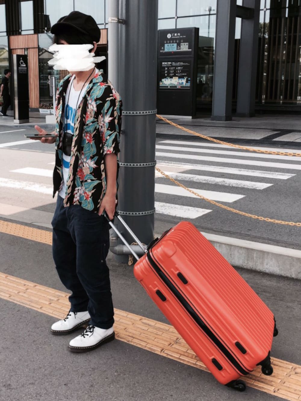 「アロハシャツ、古着、開襟シャツ、サルエルパンツ、Dr.Martens、Dr.Martens 8ホール、CA4LA」｜「USEDのアイテム（シャツ/ブラウス、ブラック系）」を使った、猿モンキーさん（メンズ・169cm）の秋コーディネートの1枚目の写真