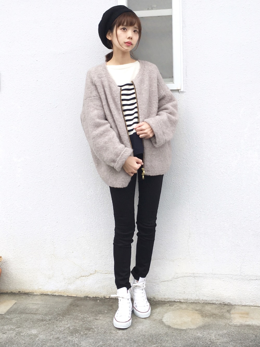 ブラック系のデニムパンツ、グレー系のニット/セーター、その他のニット/セーターを着用したレディースの冬コーディネートの1枚目の写真