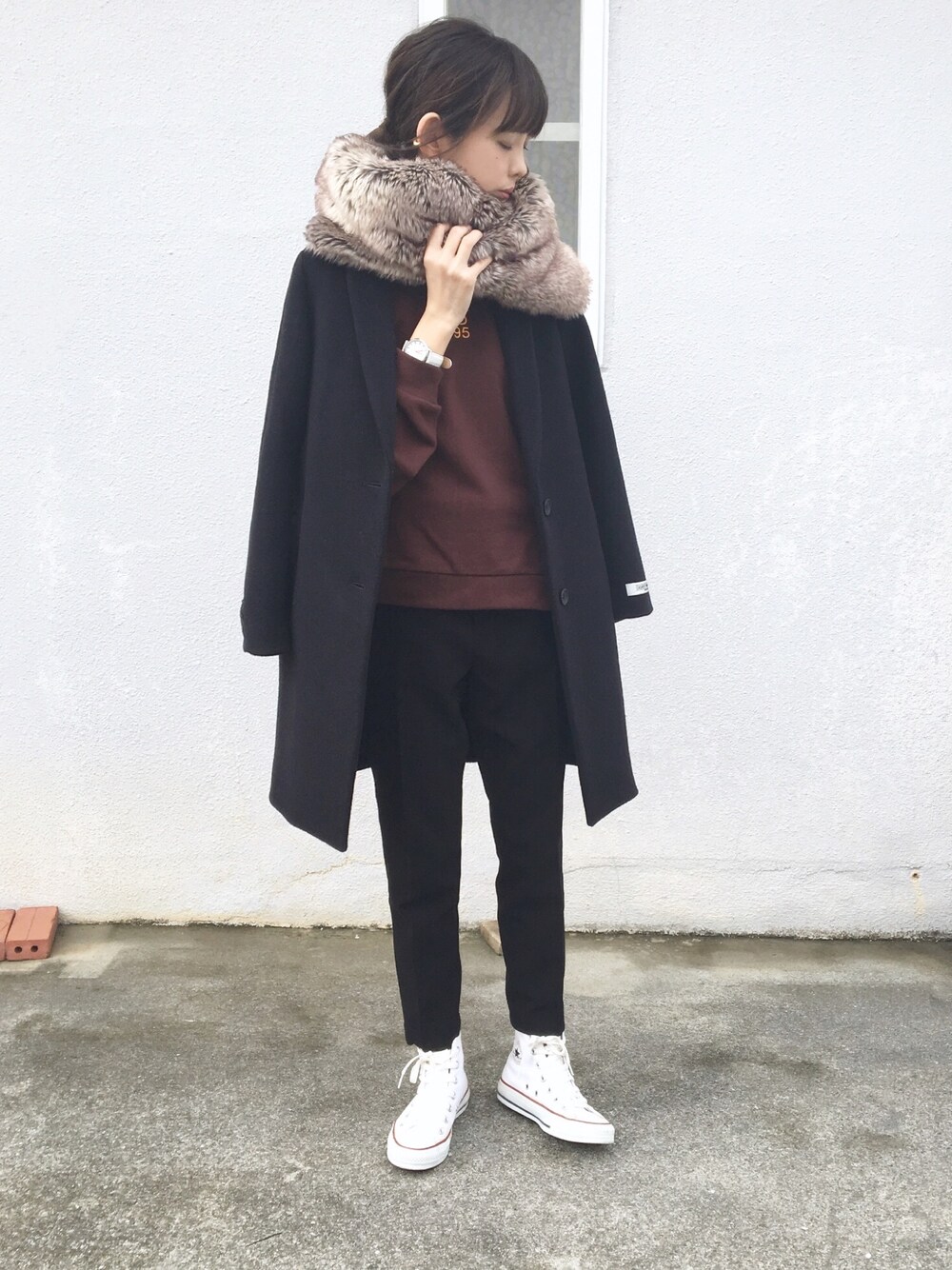 ブラック系のチェスターコート、ブラウン系のスウェット、ブラウン系のストール/ショールを着用したレディースの冬コーディネートの1枚目の写真