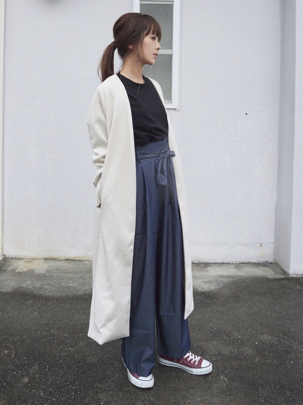 ホワイト系のノーカラージャケット、ブルー系のデニムパンツ、ブラック系のTシャツ/カットソーを着用したレディースの春コーディネートの1枚目の写真