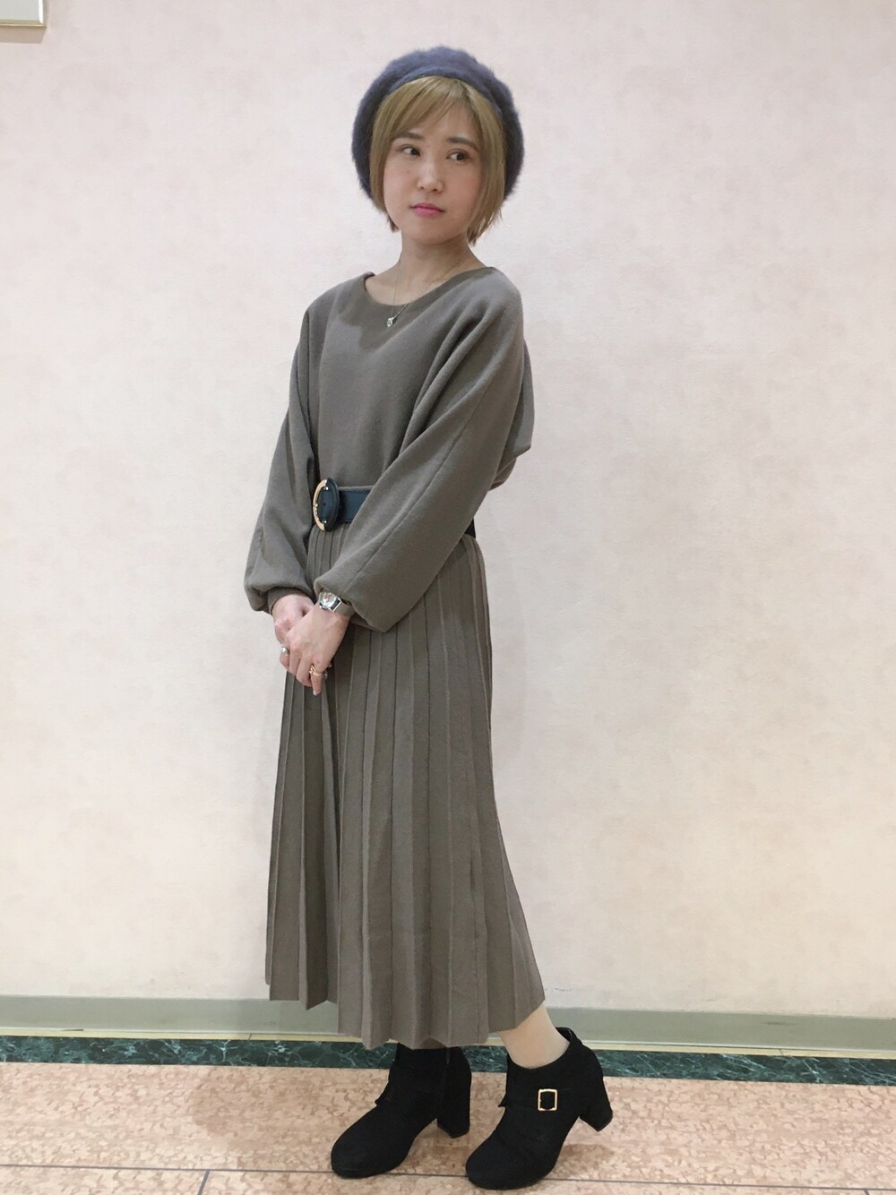 「秋のコーデ、オトナカジュアル、カジュアルコーデ、おしゃれさんと繋がりたい、ベージュ、ナチュラル、ベレー帽、カフェオレコーデ、オトナ女子、オトナガーリー」｜「Lilou de chouchouのプリーツニットセットアップ（ニット/セーター、ブラウン系）」を使った、あやさん（レディース・150cm）の秋コーディネートの1枚目の写真
