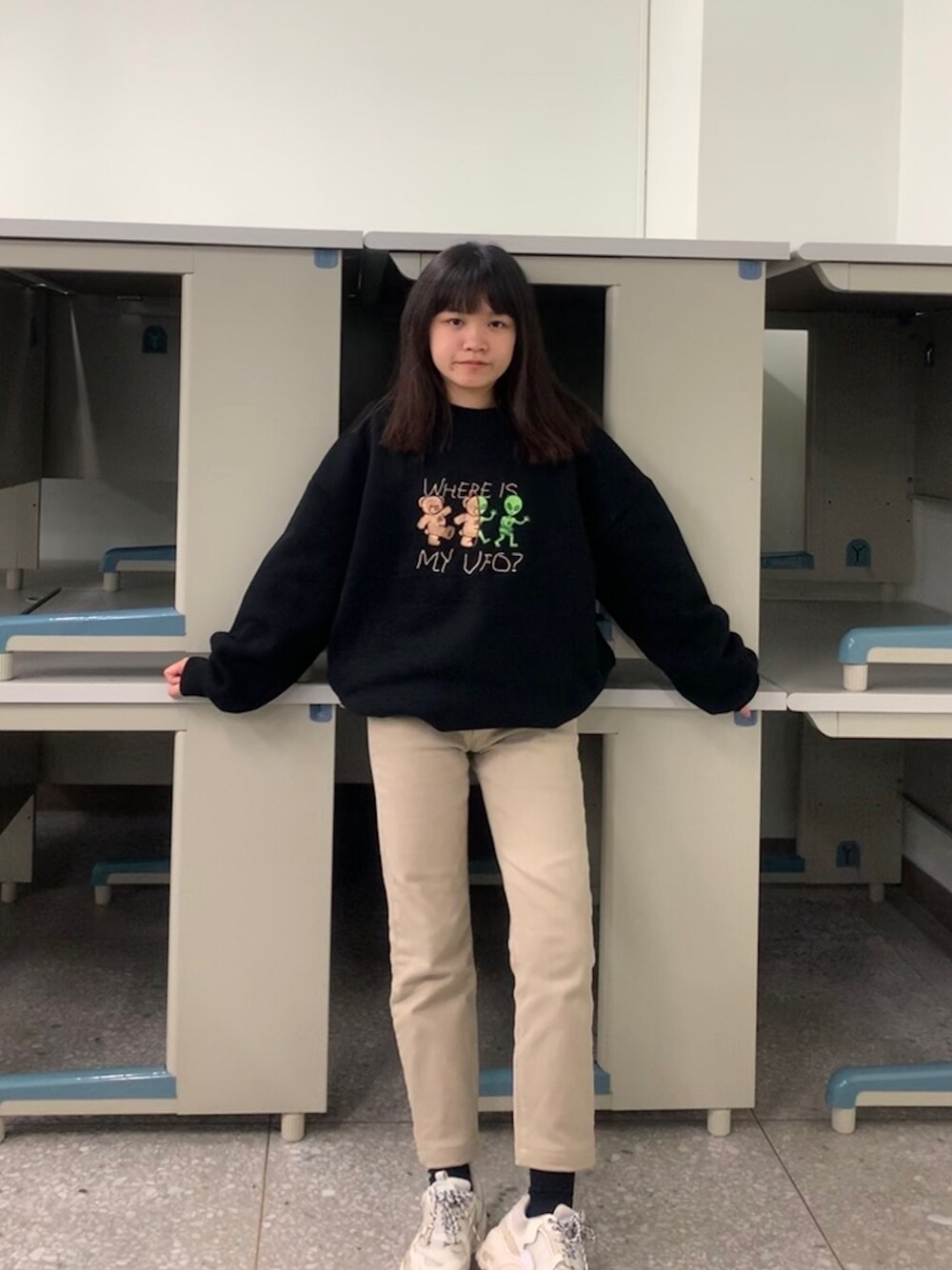 「ootd、休閒、球鞋、日系極簡、基礎款、大學T、大學生」｜「amblerのアイテム（その他トップス、ブラック系）」を使った、林佩儀さん（レディース・150cm）の冬コーディネートの1枚目の写真
