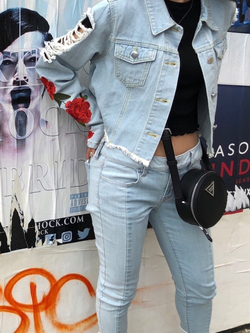 「デニムオンデニム、デニム、デニムパンツ、デニムジャケット、デニムコーデ、ダメージデニムジャケット、ショルダーバッグ、ヘソだし、サンダル、夏コーデ」｜「Guessのアイテム（デニムジャケット、ブルー系）」を使った、Haruka♡さん（レディース・158cm）の夏コーディネートの1枚目の写真