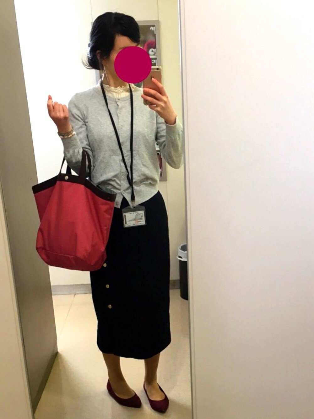 「オトナカジュアル、今日のコーデ、はるコーデ、大人カジュアル、ootd、シンプル、ロングスカート、カーディガン、大人ガーリー、ブラウス」｜「COLLAGE GALLARDAGALANTEのドット釦ミモレタイトスカート（スカート、ブルー系）」を使った、ちゃんぽんさん（レディース・158cm）の春コーディネートの1枚目の写真