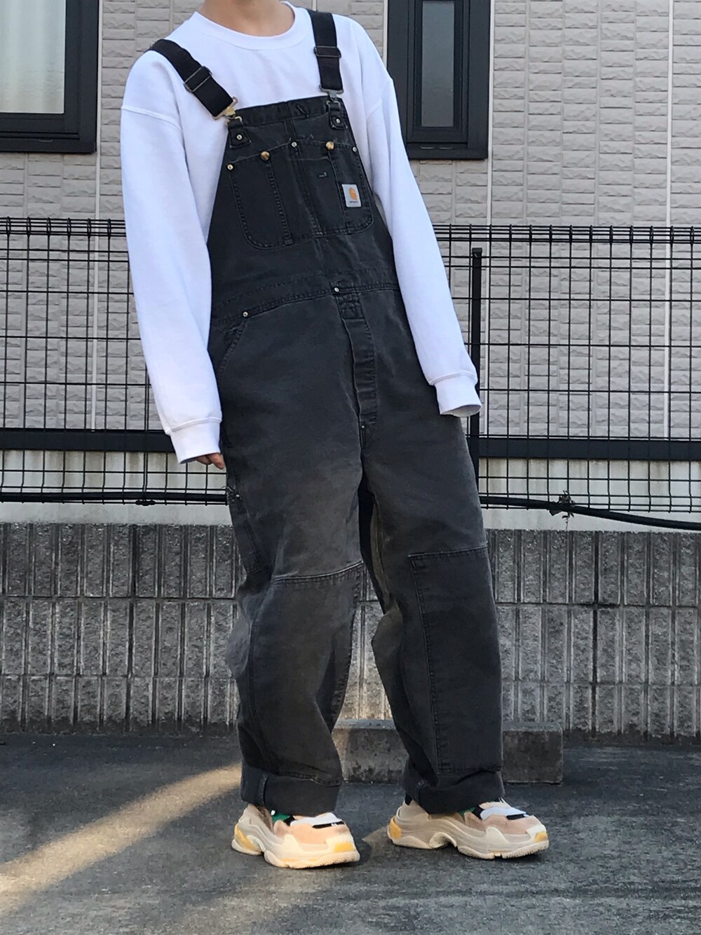 「はるコーデ、古着、オーバーオール、オーバーサイズ、白スウェット、ダッドスニーカー、triples、BALENCIAGA、carhartt、いいね、save、フォローお願いします🤑」｜「BALENCIAGAのアイテム（スニーカー、イエロー系）」を使った、たた君さん（メンズ・176cm）の春コーディネートの1枚目の写真