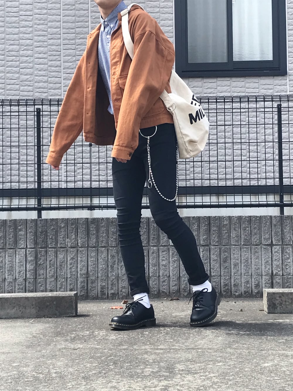 「平成最後のWEARISTAセンバツ、おしゃれさんと繋がりたい、春コーデ、カバーオール、ギンガムチェック、黒スキニー、タックイン、ショルダーバッグ、ウォレットチェーン」｜「LIDNMのLIDnM/リドム/ガーメントダイカバーオール(L18SS-100)（カバーオール、イエロー系）」を使った、たた君さん（メンズ・176cm）の春コーディネートの1枚目の写真