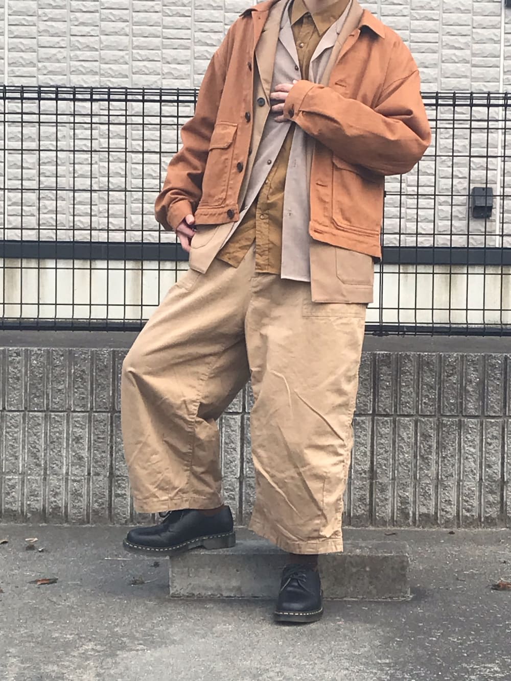 「平成最後のWEARISTAセンバツ、おしゃれさんと繋がりたい、いいね、save、フォローお願いします🤑、used、レイヤードスタイル、ワントーンコーデ、オープンカラーシャツ、カバーオール、アースカラー」｜「LIDNMのガーメントダイカバーオール（カバーオール、ブラック系）」を使った、たた君さん（メンズ・175cm）の春コーディネートの1枚目の写真