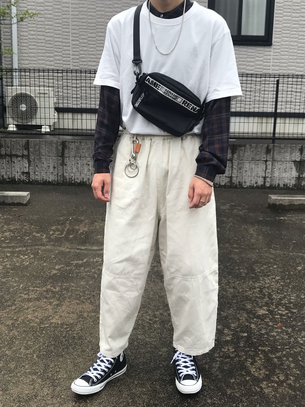 「チェック柄に恋してる、秋コーデ、レイヤードスタイル、いいね、save、フォローお願いします🤑、おしゃれさんと繋がりたい、シンプル、オトナカジュアル、ショルダーバック、タックイン、ゆるコーデ」｜「DEVICEのアイテム（ショルダーバッグ、ブラック系）」を使った、たた君さん（メンズ・175cm）の秋コーディネートの1枚目の写真