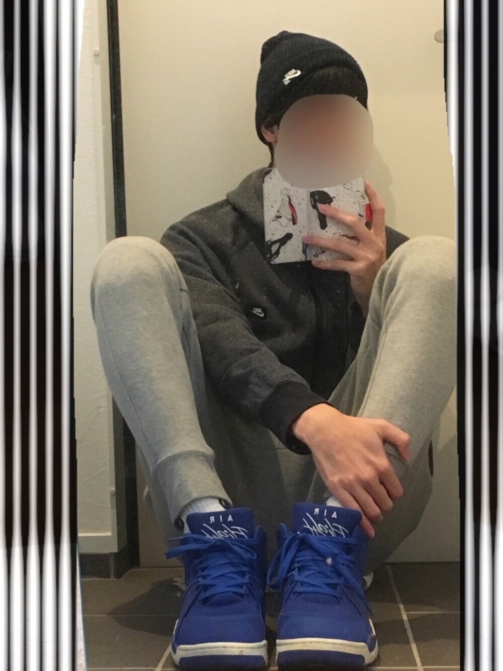「ドラフトナイキ、ナイキ、ナイキスニーカー、ストリート、スポーティ、ハイカットスニーカー、ブルー、ラフ、NIKE、nike sb 」｜「NIKEのNIKE / AW77 FZ HOODY SHOEBOX(AS)（パーカー、ブラック系）」を使った、し  ん  や  りさん（メンズ・183cm）の冬コーディネートの1枚目の写真