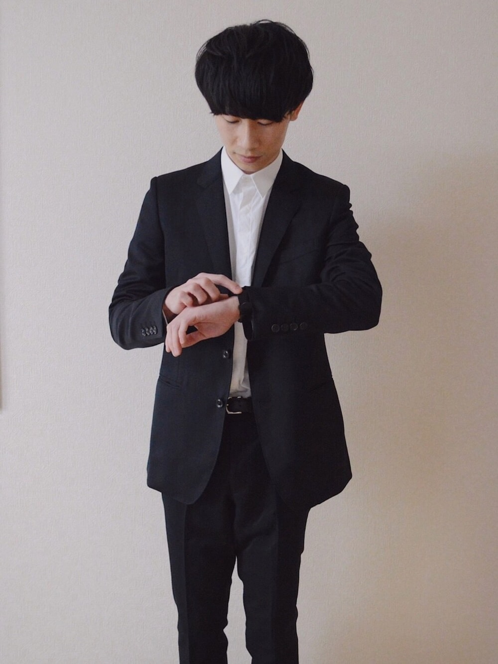「結婚式、スーツスタイル、セットアップ、タックイン、白シャツ、ジャケット、スラックス」｜「JOHN LAWRENCE SULLIVANのBASIC 2BUTTON JACKET（テーラードジャケット、ブラック系）」を使った、doonさん（メンズ・180cm）の春コーディネートの1枚目の写真