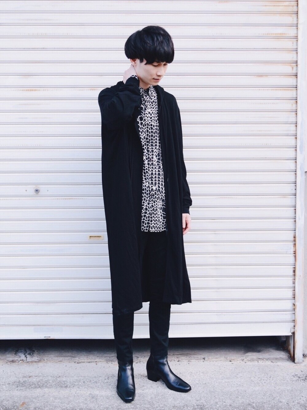 「LAD MUSICIAN、オールブラック、総柄トップス、ロングパーカー、スキニー、ヒールブーツ、モード、黒パンツ、撮影コーデ、ポートレート」｜「LAD MUSICIANのアイテム（シャツ/ブラウス、ブラック系）」を使った、doonさん（メンズ・180cm）の春コーディネートの1枚目の写真