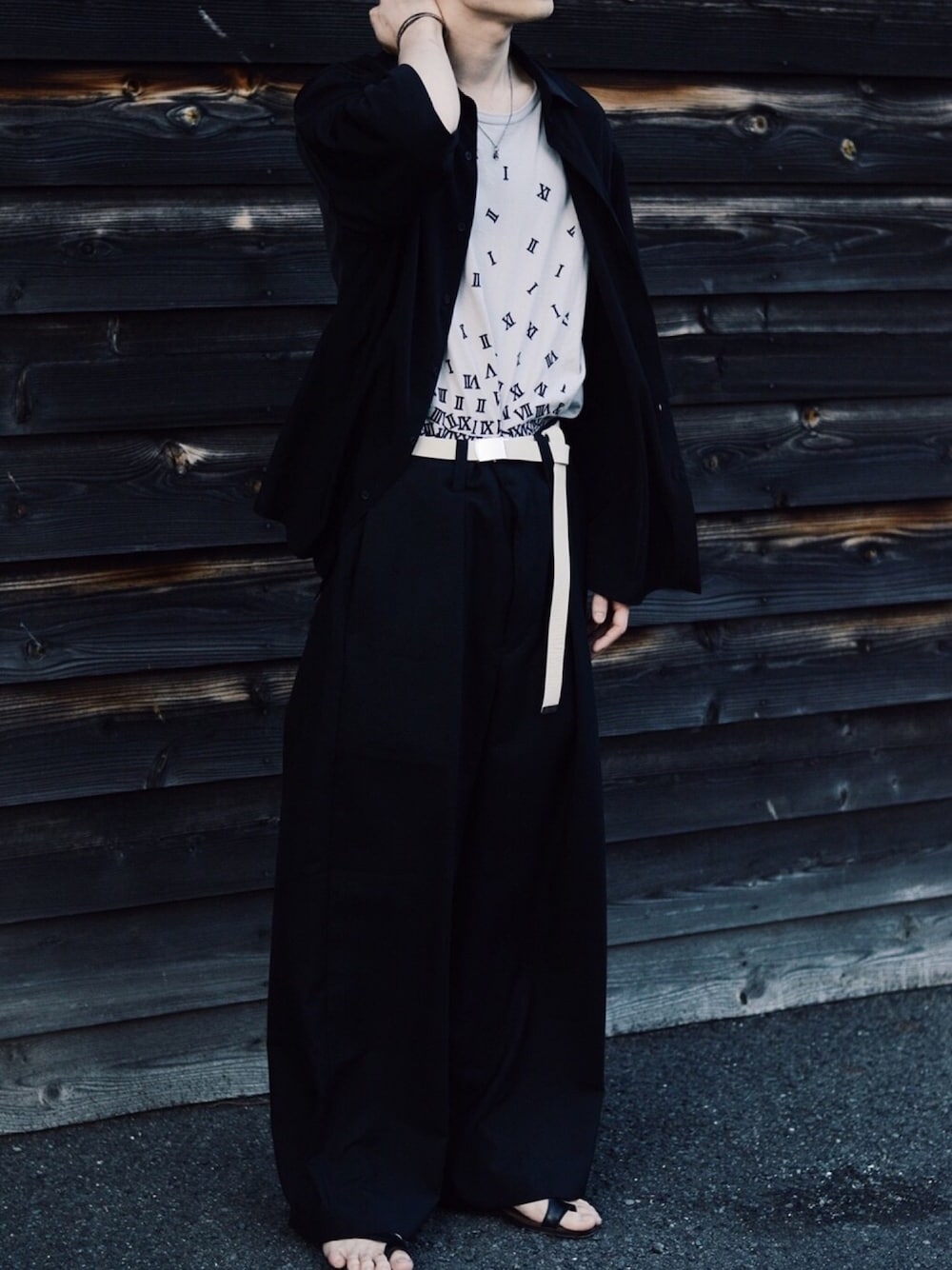 「黒、ワイドパンツ、シャツスタイル、タックイン、ガチャベルト、サンダル」｜「ETHOSENSの【ETHOSENS】ウールワイドスラックス（その他パンツ、ブラック系）」を使った、doonさん（メンズ・180cm）の夏コーディネートの1枚目の写真