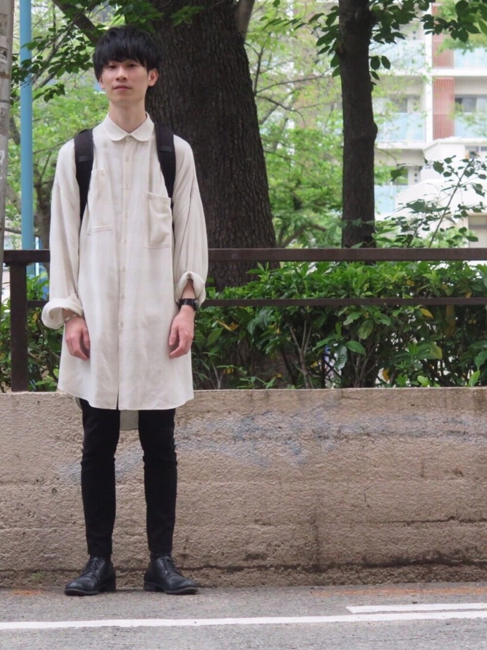 「ゆるコーデ、黒スキニー、チェックシャツ、ビックシルエット、ロングシャツ、春コーデ」｜「LAD MUSICIANのアイテム（シャツ/ブラウス、ホワイト系）」を使った、doonさん（メンズ・180cm）の夏コーディネートの1枚目の写真