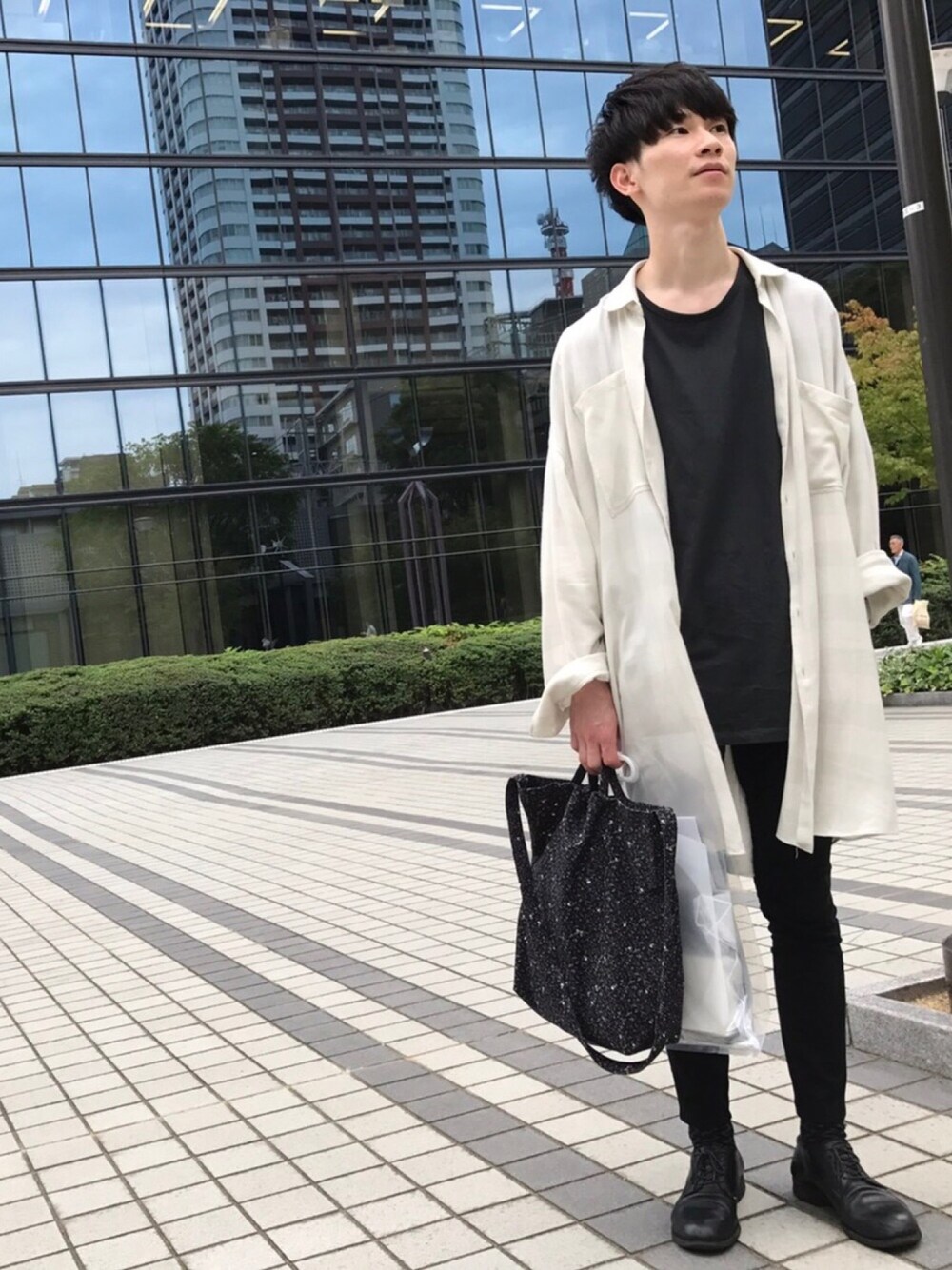 「休日スタイル、ゆるコーデ、ブラック、ロングシャツ、黒スキニー」｜「LAD MUSICIANのアイテム（シャツ/ブラウス、ホワイト系）」を使った、doonさん（メンズ・180cm）の夏コーディネートの1枚目の写真