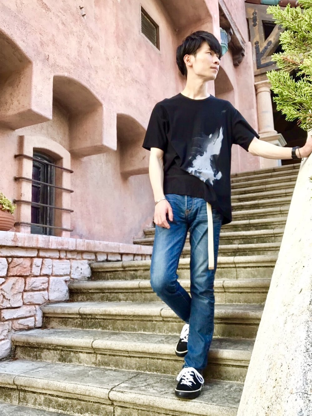 「シンプル、Tシャツ、デニム、スニーカー、ガチャベルト、アクセサリー、夏コーデ、カジュアル」｜「LAD MUSICIANのU-NECK PRINT T-SHIRT（Tシャツ/カットソー、ブラック系）」を使った、doonさん（メンズ・180cm）の秋コーディネートの1枚目の写真