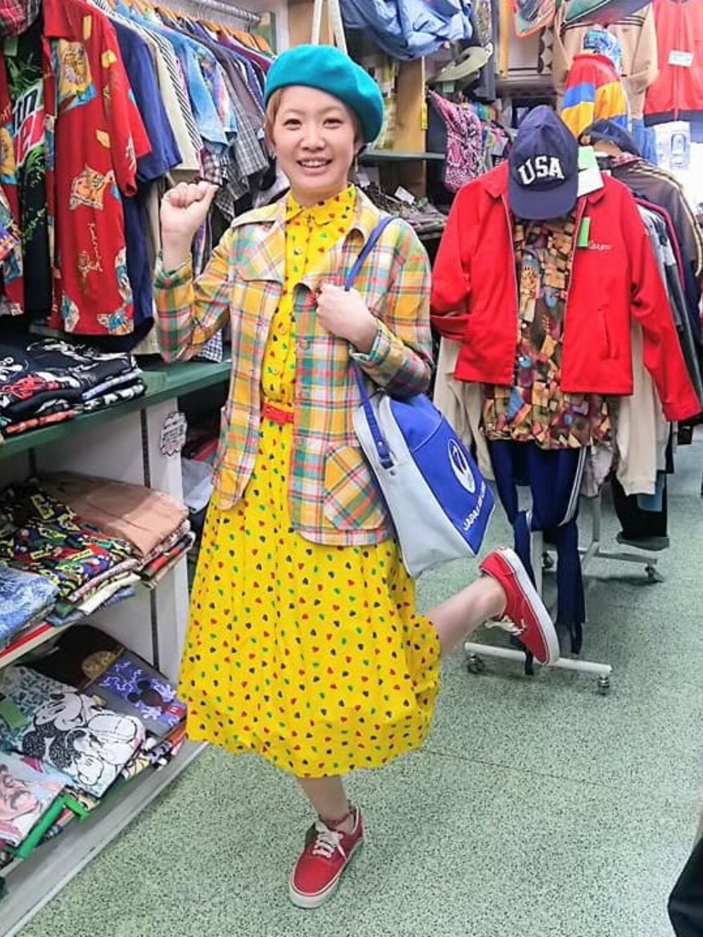 「古着、ジャケット、ワンピース、vintage、花柄、レトロ、春コーデ、古着屋、古着屋FunnyFace、 昭和」｜「黄色×カラフル帽子柄半袖ワンピース 　約S～Mｻｲｽﾞ 着丈111cm（ワンピース、イエロー系）」を使った、古着屋FunnyFace♪Ladysさん（レディース・168cm）の春コーディネートの1枚目の写真
