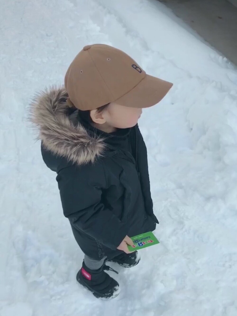 「キッズコーデ、冬コーデ、シンプルコーデ、タートルネック、おとこのこ、UNIQLO、kids、THE NORTH FACE、ZARA KIDS、2歳」｜「ZARA KIDSのアイテム（ダウンジャケット/コート、ブラック系）」を使った、haruさん（キッズ・90cm）の冬コーディネートの1枚目の写真